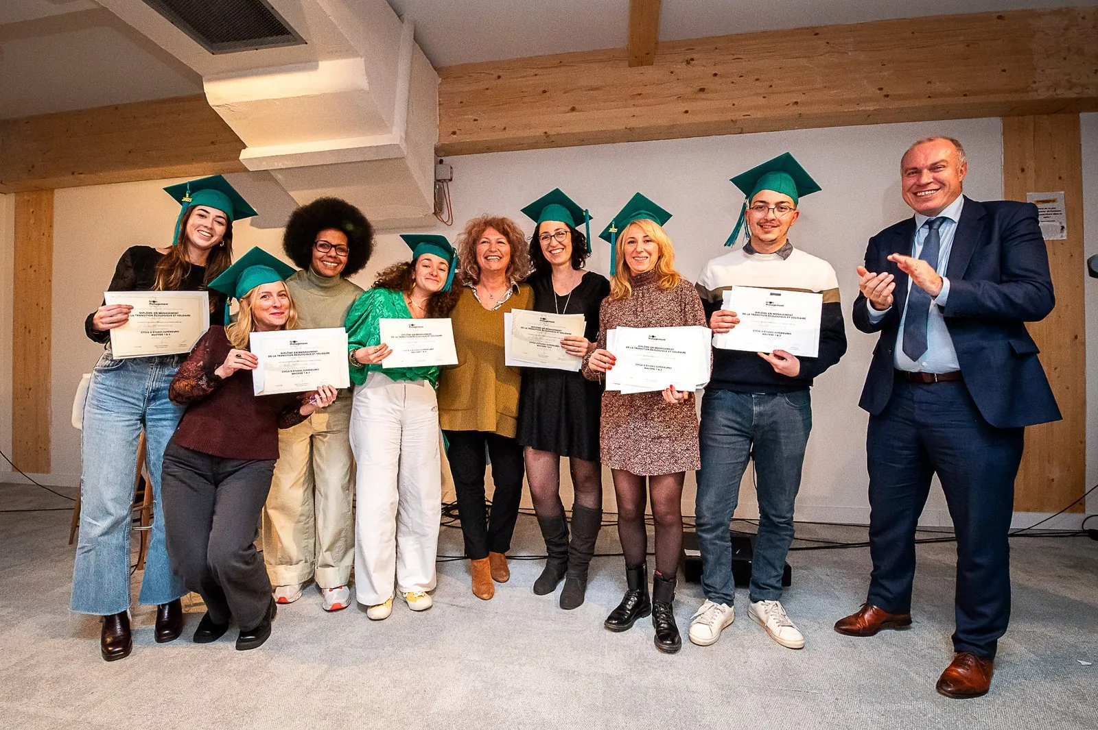 Des diplômés réunis lors d’une cérémonie